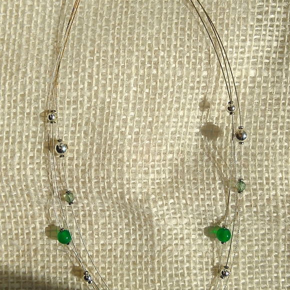 Silver strand necklace with green stone pendant - Picture 3 of 5